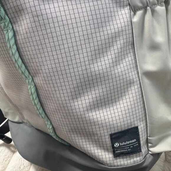 LULULEMON front clip backpack 21L - Picture 2 of 4